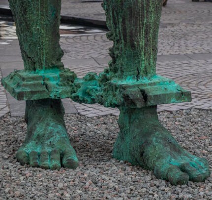 Скульптура Атлант. Вид на ноги в кандалах